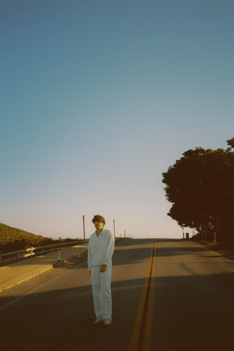 Surf Mesa annonce son premier EP et sort un single introspectif "Courir"