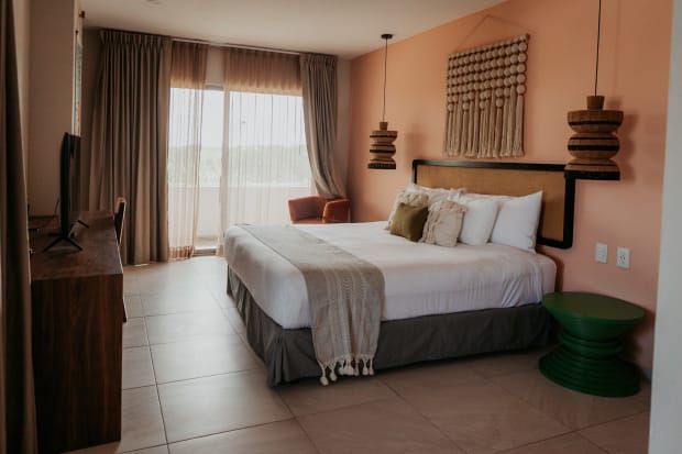 À l'intérieur du centre-ville de Selina Tulum, votre oasis au sein de la scène musicale dance vibrante de Tulum