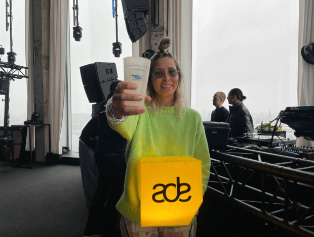 BLOND: La fondation Bye Bye Plastic Foundation d'ISH établit une nouvelle norme écologique avec des gobelets biodégradables