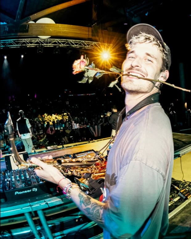 Dans le ciel le plus sombre, la Grande Ourse de GRiZ a illuminé la nuit