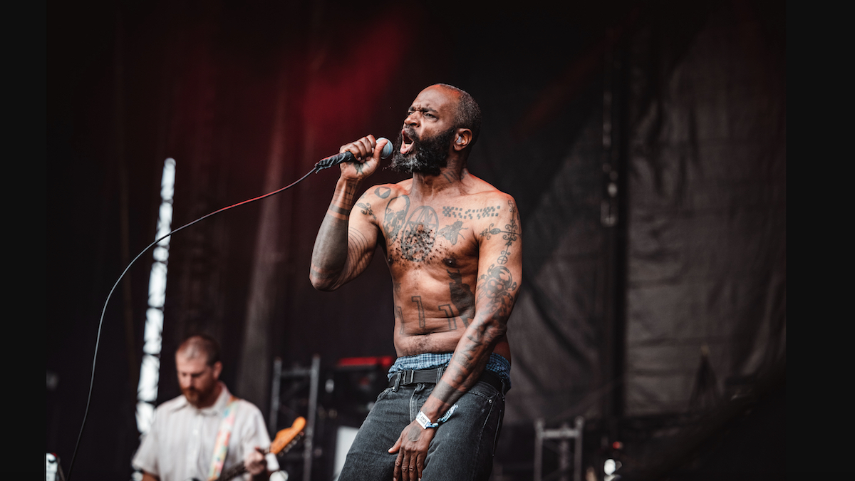 Death Grips quitte la scène après avoir été bombardé par des bâtons lumineux