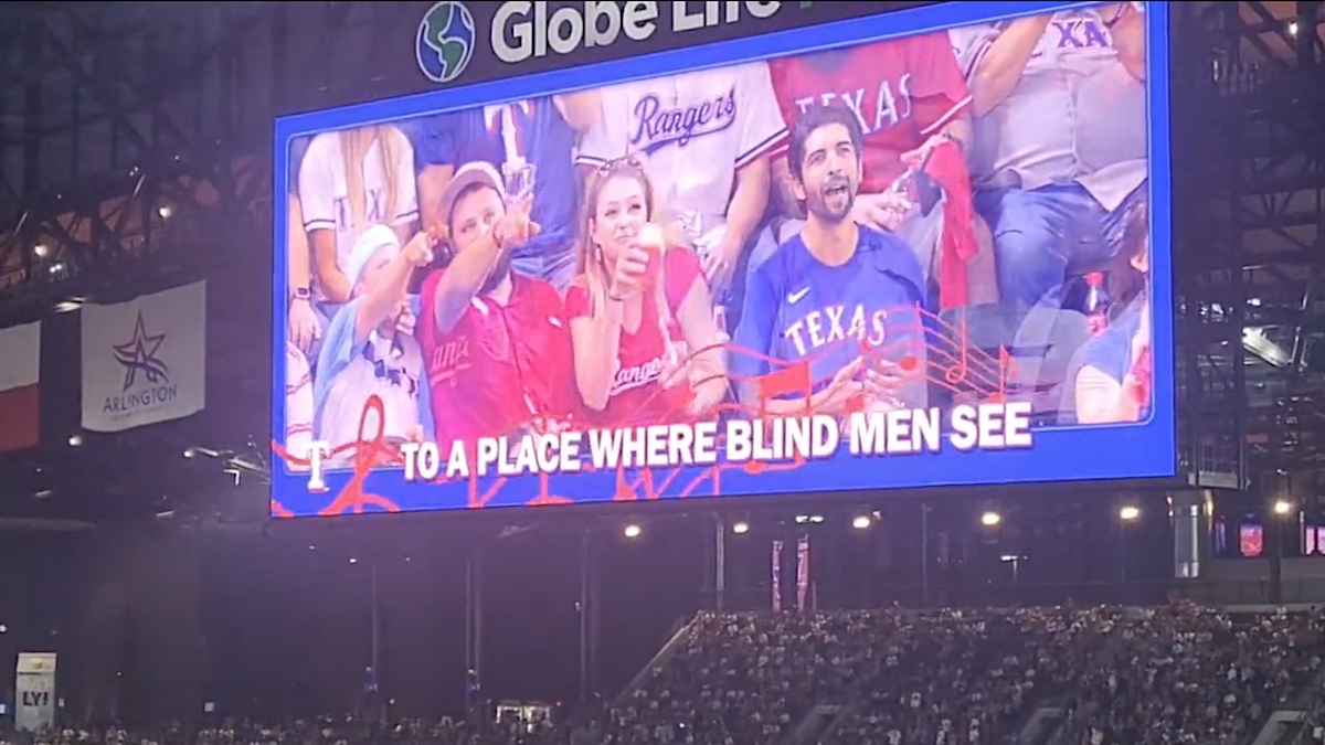 Des supporters entiers du stade des Texas Rangers chantent "Higher" de Creed