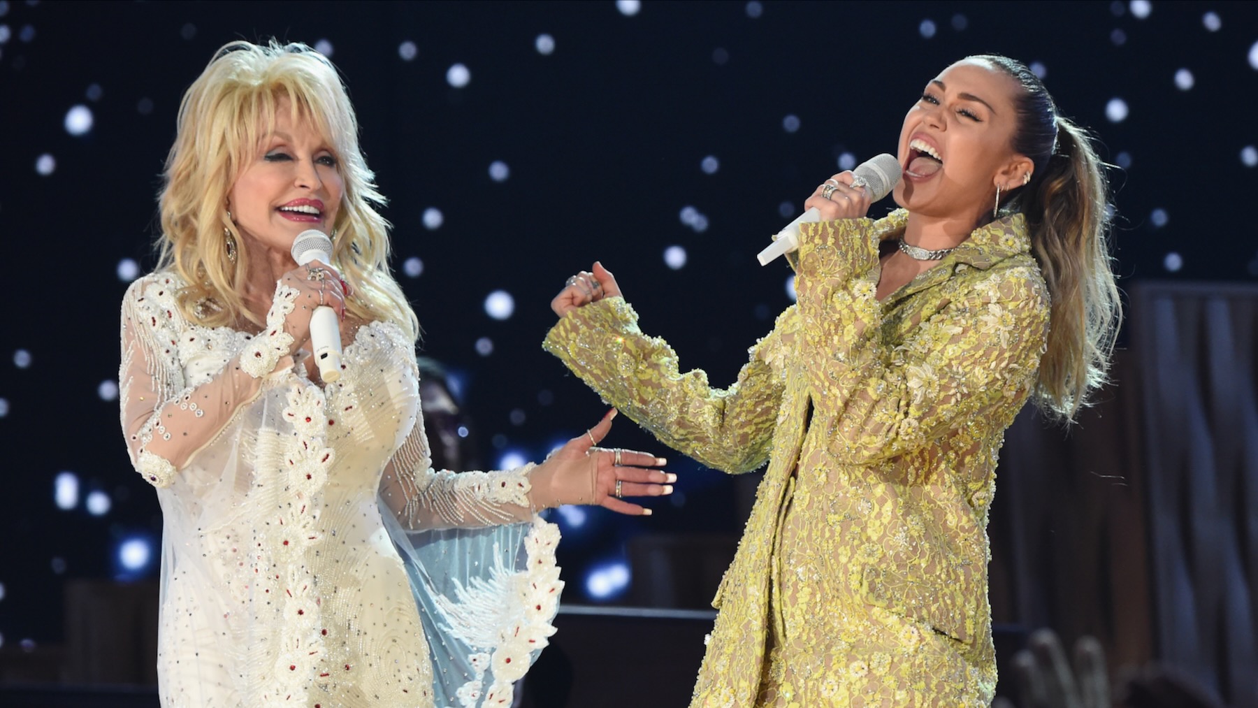 Dolly Parton et Miley Cyrus s'associent pour le duo "Wrecking Ball"