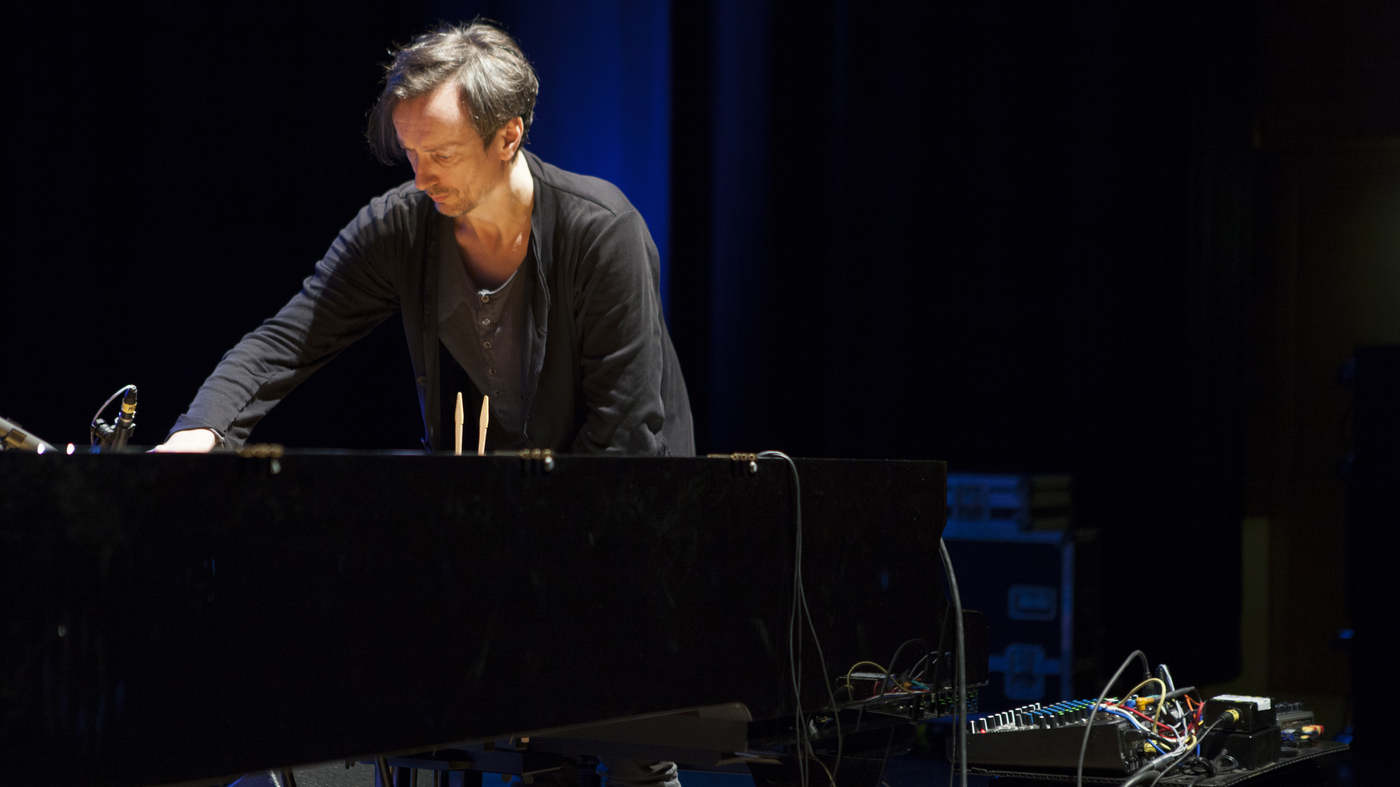 Hauschka sort un nouvel album de piano préparé : NPR