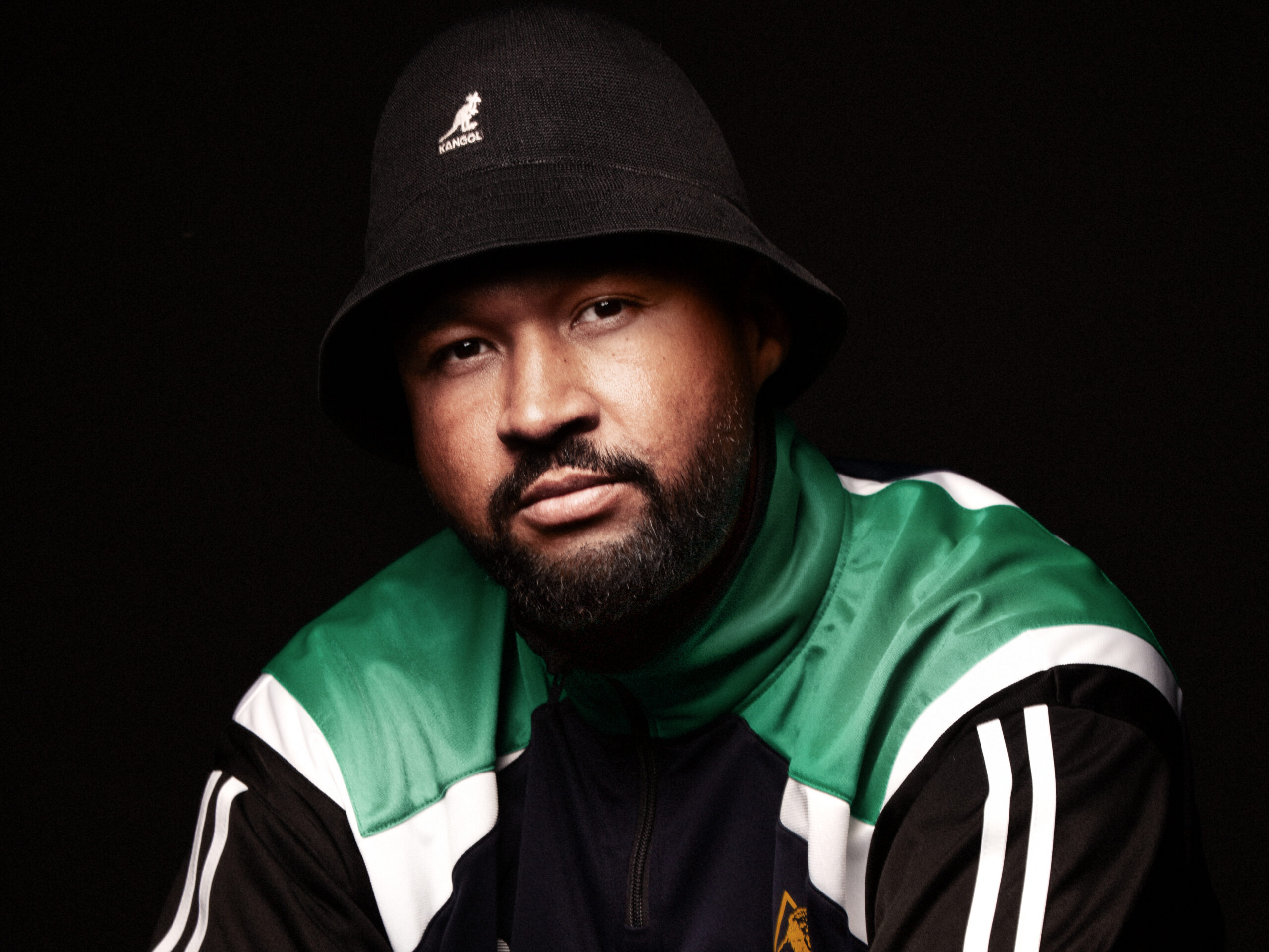 INTERVIEW : Moksi parle d'un nouveau chapitre solo, de l'inspiration derrière l'album "Moksi Crew", de la croissance artistique et plus encore