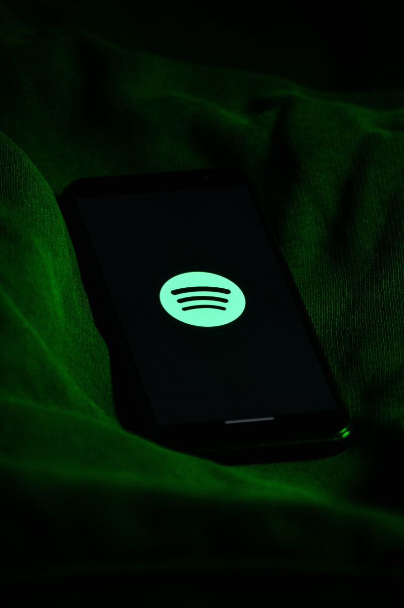 Les changements majeurs apportés au modèle de redevances de Spotify incluent le minimum de streaming avant que les artistes ne soient payés