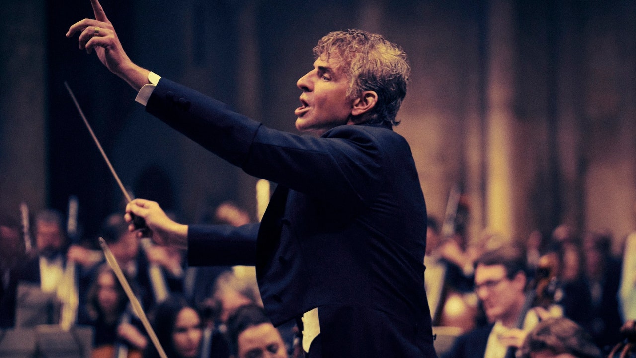 Regardez Bradley Cooper jouer Leonard Bernstein dans la nouvelle bande-annonce de Maestro