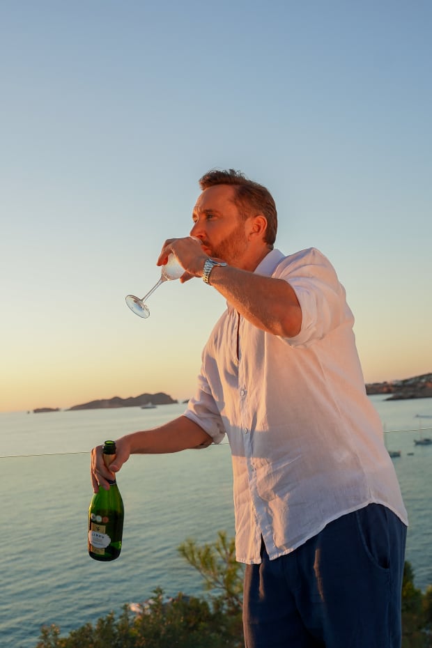 David Guetta s'associe à une marque de spiritueux sans alcool pour "Changer la façon dont le monde boit"