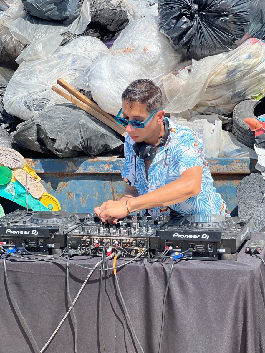 JHONATAN OSPINA sensibilise à l'environnement avec un DJ Set du centre de recyclage de Tulum