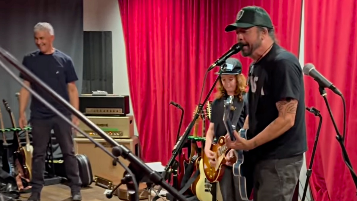 Le fils de Scott Ian, 12 ans, joue "Everlong" avec les Foo Fighters