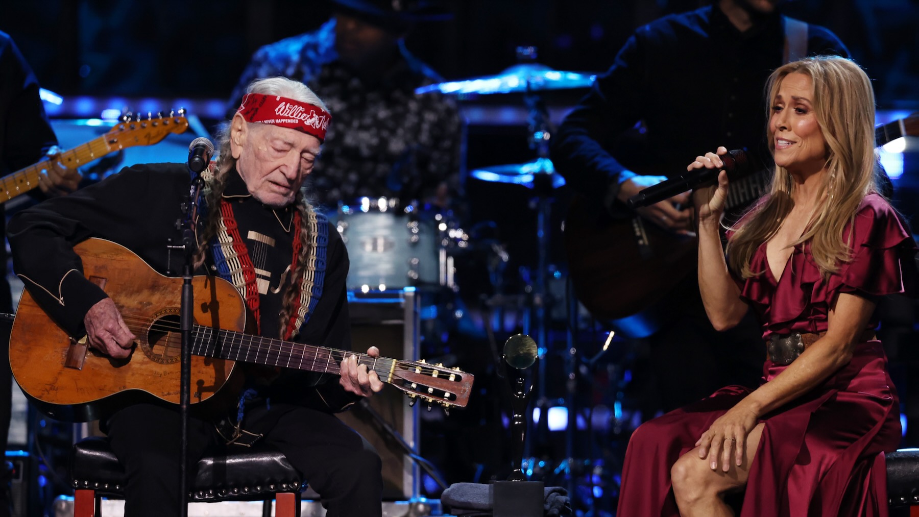 Willie Nelson se produit avec Sheryl Crow, Dave Matthews et Chris Stapleton lors de la cérémonie du Rock Hall of Fame