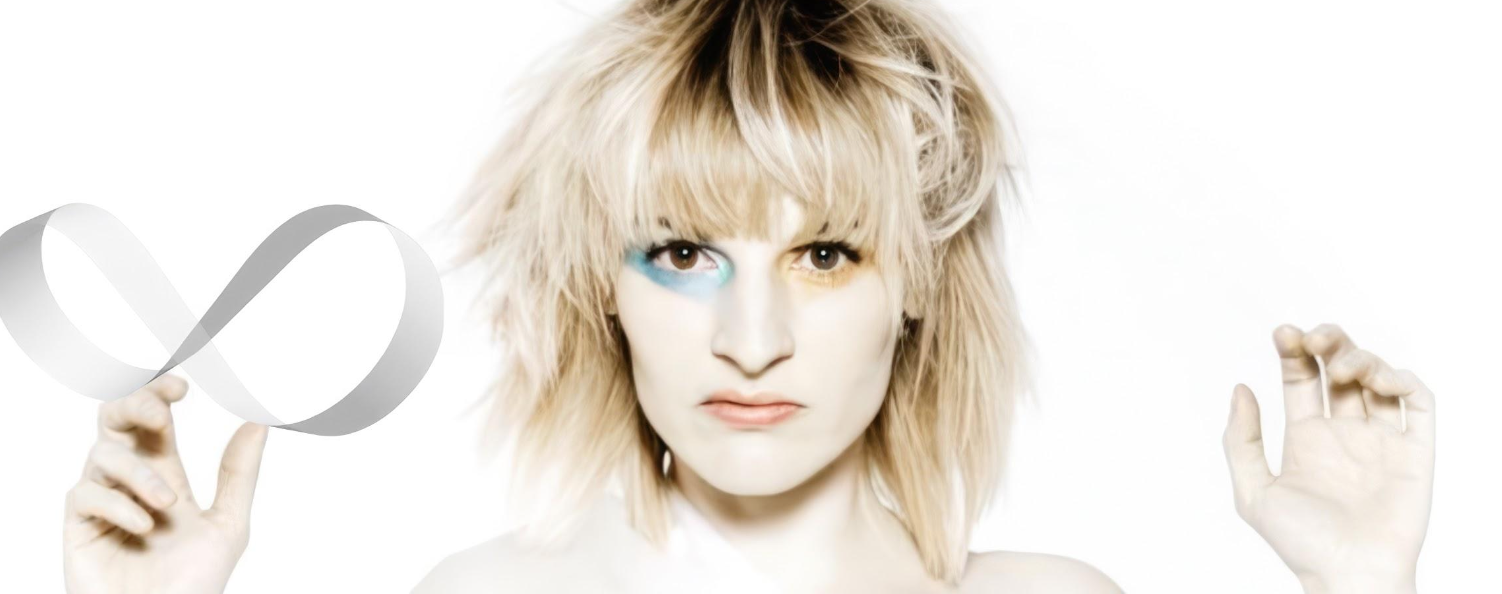 Elaine Walker, femme de la Renaissance des temps modernes, fait revivre son album intemporel : "Four-Momentum"