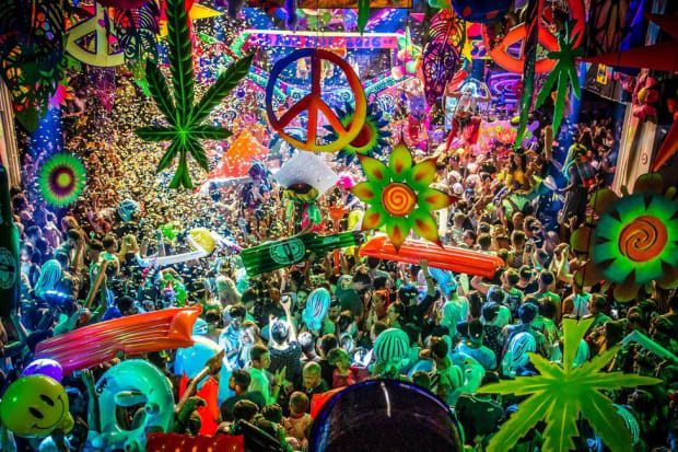 Elrow fait une blague aux fans avec un casting de rêve pour un documentaire fictif sur Netflix