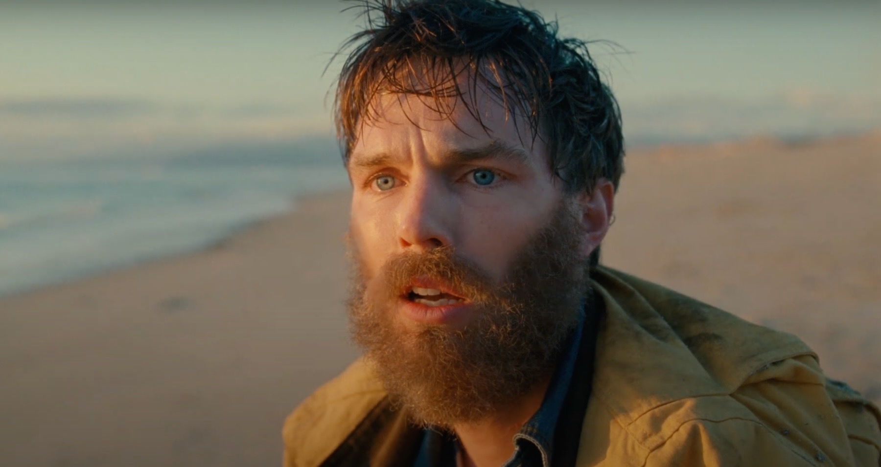 Les Rolling Stones dévoilent le clip "Mess It Up" avec Nicholas Hoult