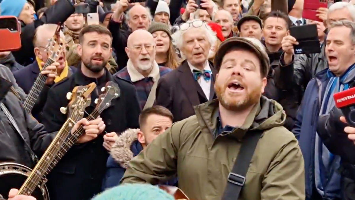 Les personnes en deuil chantent les chansons de Shane MacGowan dans les rues : regardez