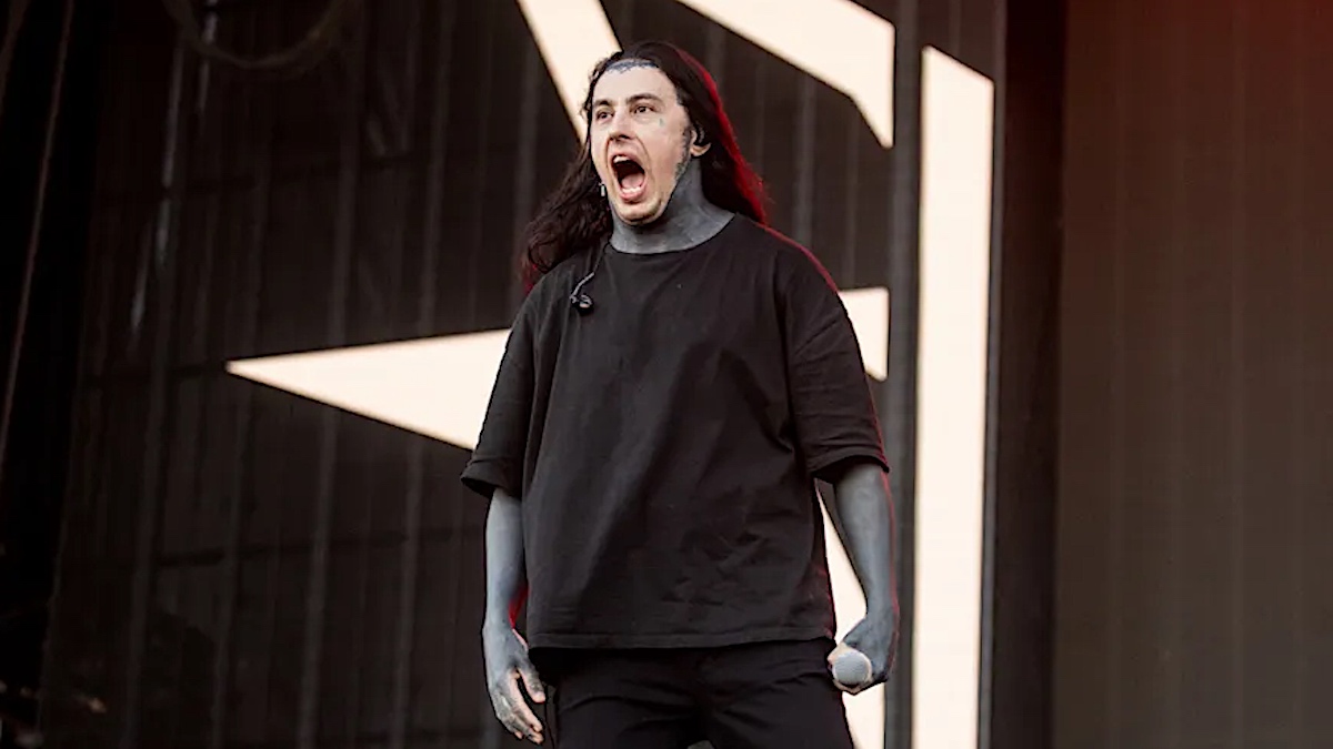 Ronnie Radke de Falling in Reverse fait exploser le lieu de Merch Cut