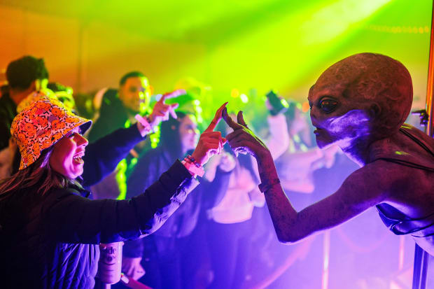 Aliens et Ravers se réunissent pour sonner en 2024 au Countdown NYE Festival d'Insomniac