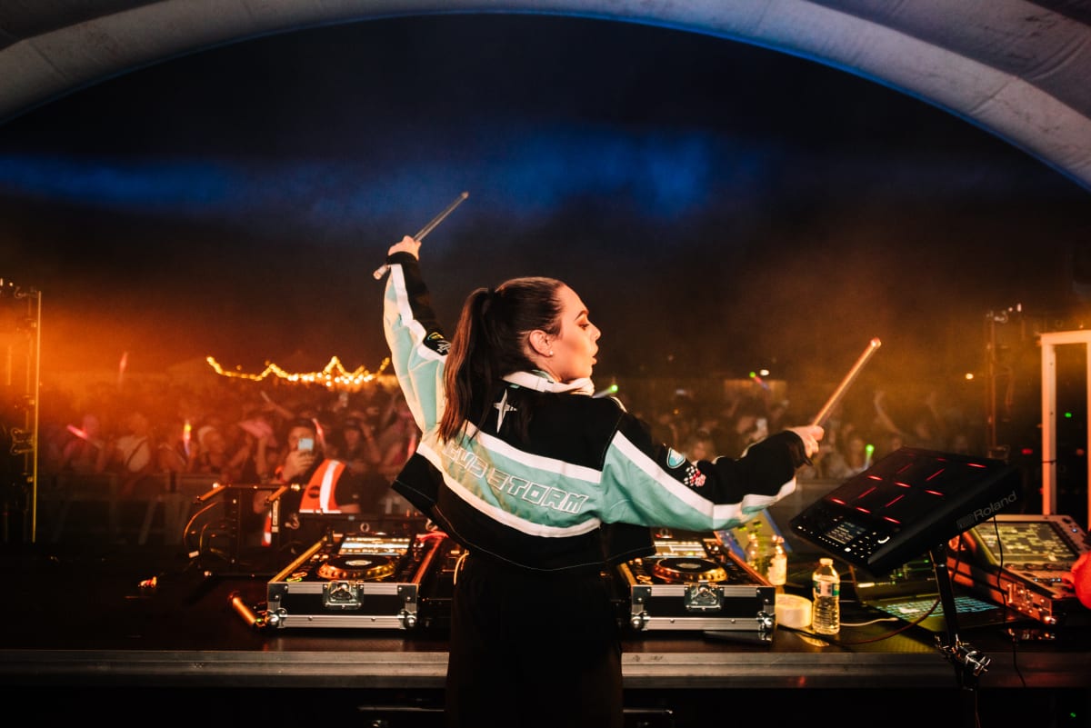 Comment la batterie d'improvisation enragée de Stephani B injecte du sang neuf dans la musique électronique live