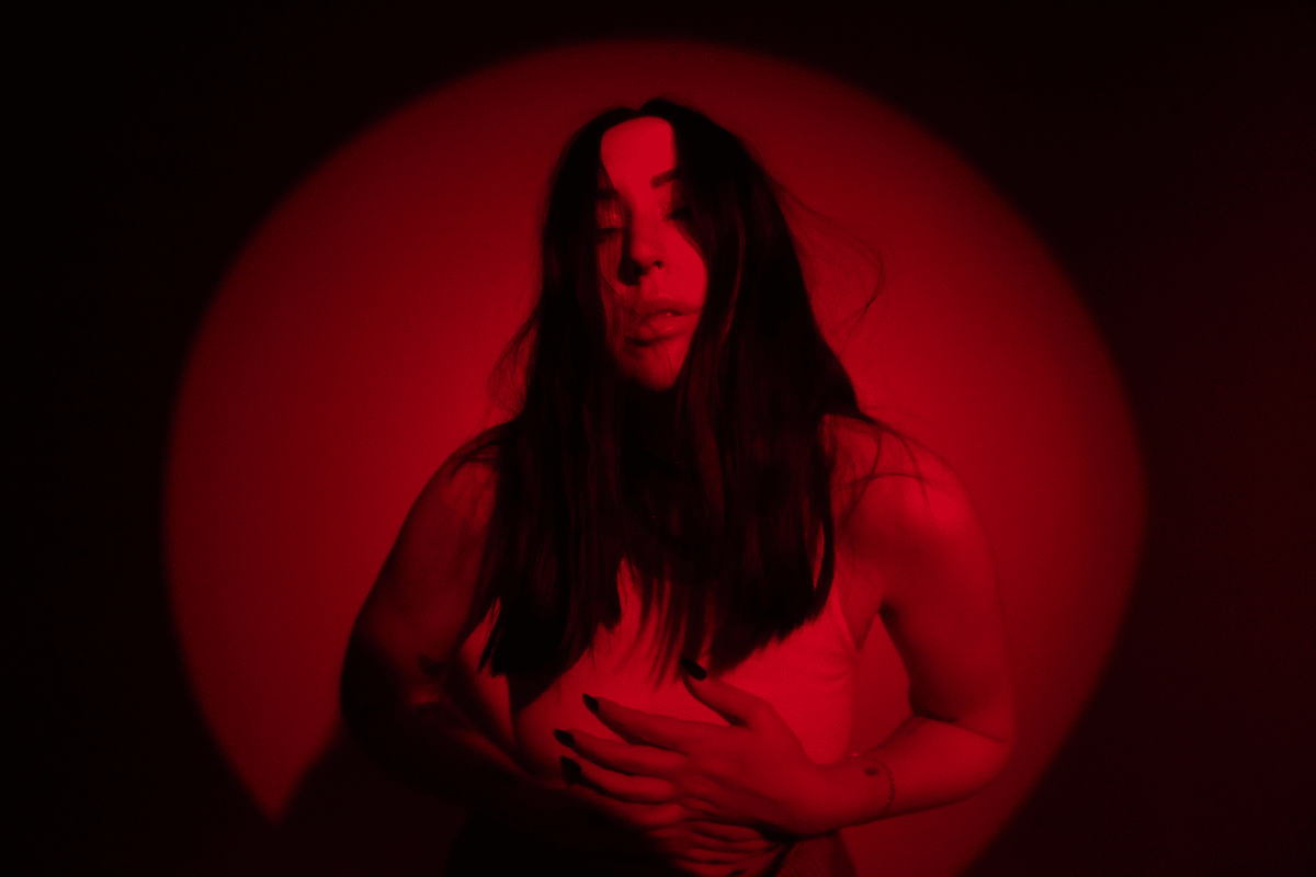 Elohim affronte ses démons personnels dans un nouveau single, "Je ne me souviens pas de votre nom"