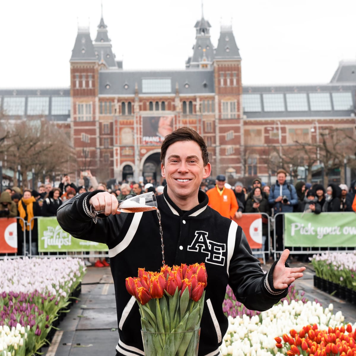 Hardwell honoré lors de la Journée nationale des tulipes à Amsterdam avec un hommage floral