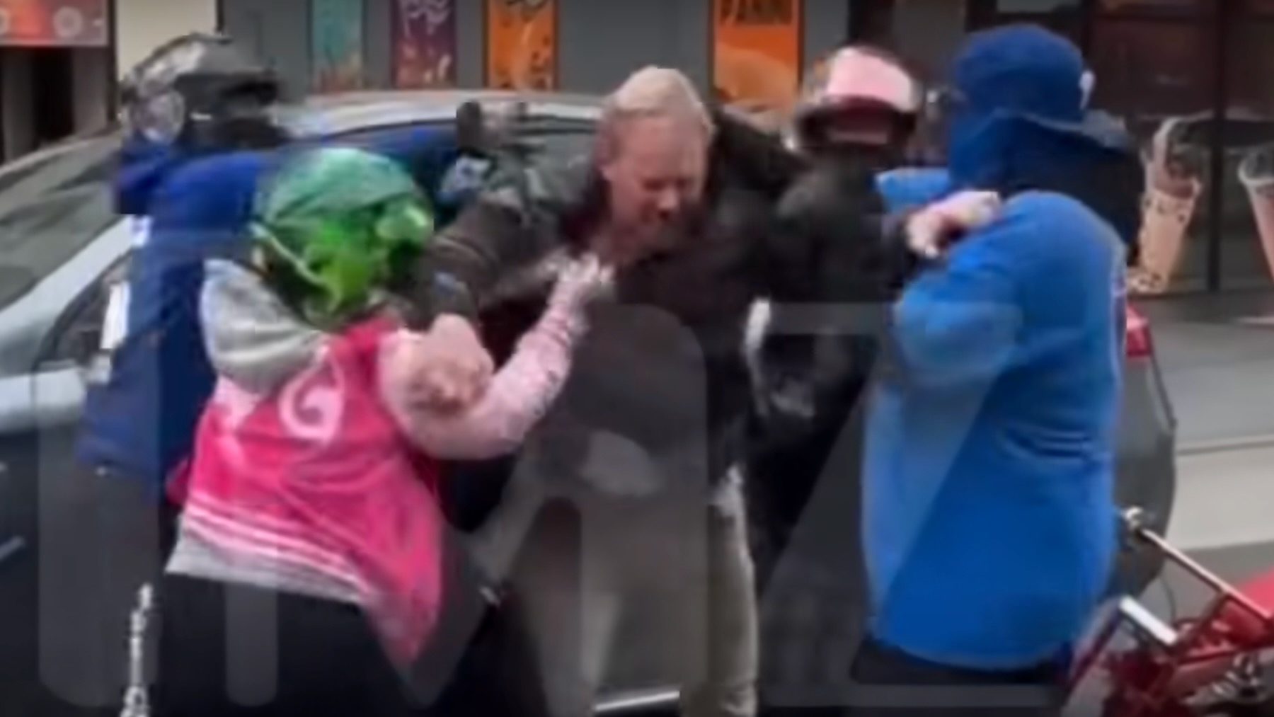 Ian Ziering attaqué par un groupe de mini-motards le soir du Nouvel An