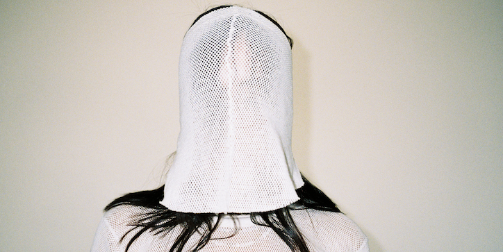 Premiere: Elohim Releases Vulnerable New Single “Can’t Remember Your Name”