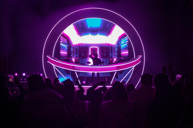 "Un pied dans le futur et un pied dans le passé": Comment Jai Wolf évolue dans son ère Blue Babu