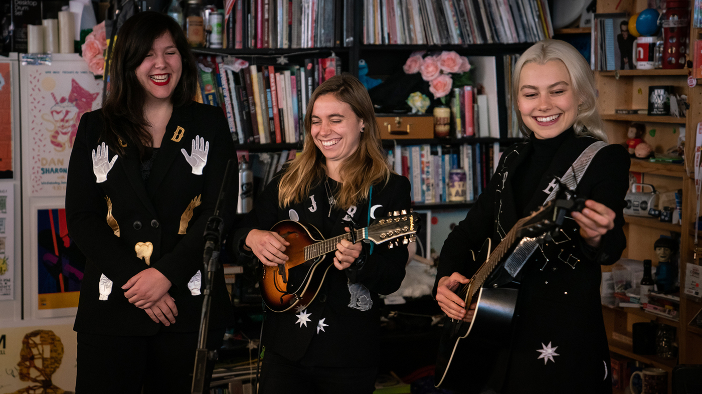 36 lauréats des Grammy Awards ont donné des concerts de Tiny Desk.  Voici la liste : NPR