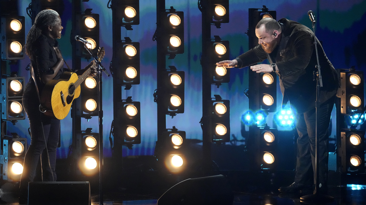 "Fast Car" de Tracy Chapman grimpe dans les charts iTunes après sa performance aux Grammy : NPR