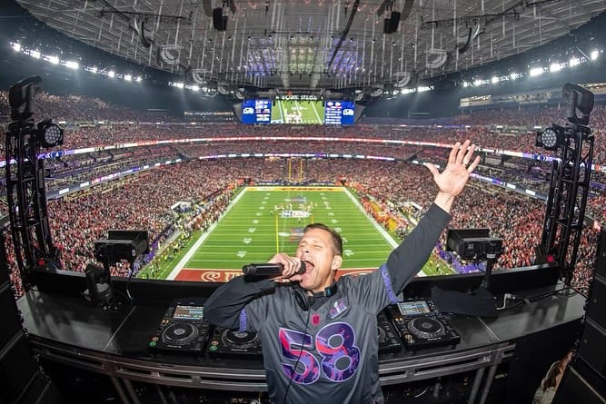 Kaskade explique pourquoi son set historique du Super Bowl était d'un autre type de high : "À bien des égards, on se sentait comme à la maison"