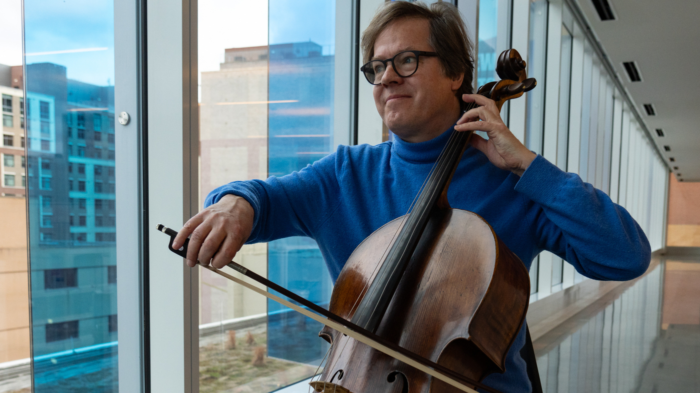 La poésie d'Amanda Gorman et les suites pour violoncelle de Bach sont porteuses d'espoir : NPR