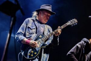 Neil Young et Crazy Horse annoncent leur tournée 2024 : voir les dates