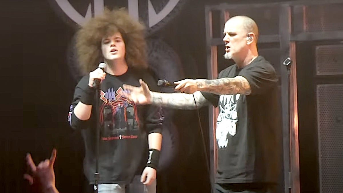 Pantera’s Phil Anselmo Brings “Young Dimebag” Lookalike Onstage to Sing “F**king Hostile”: Watch