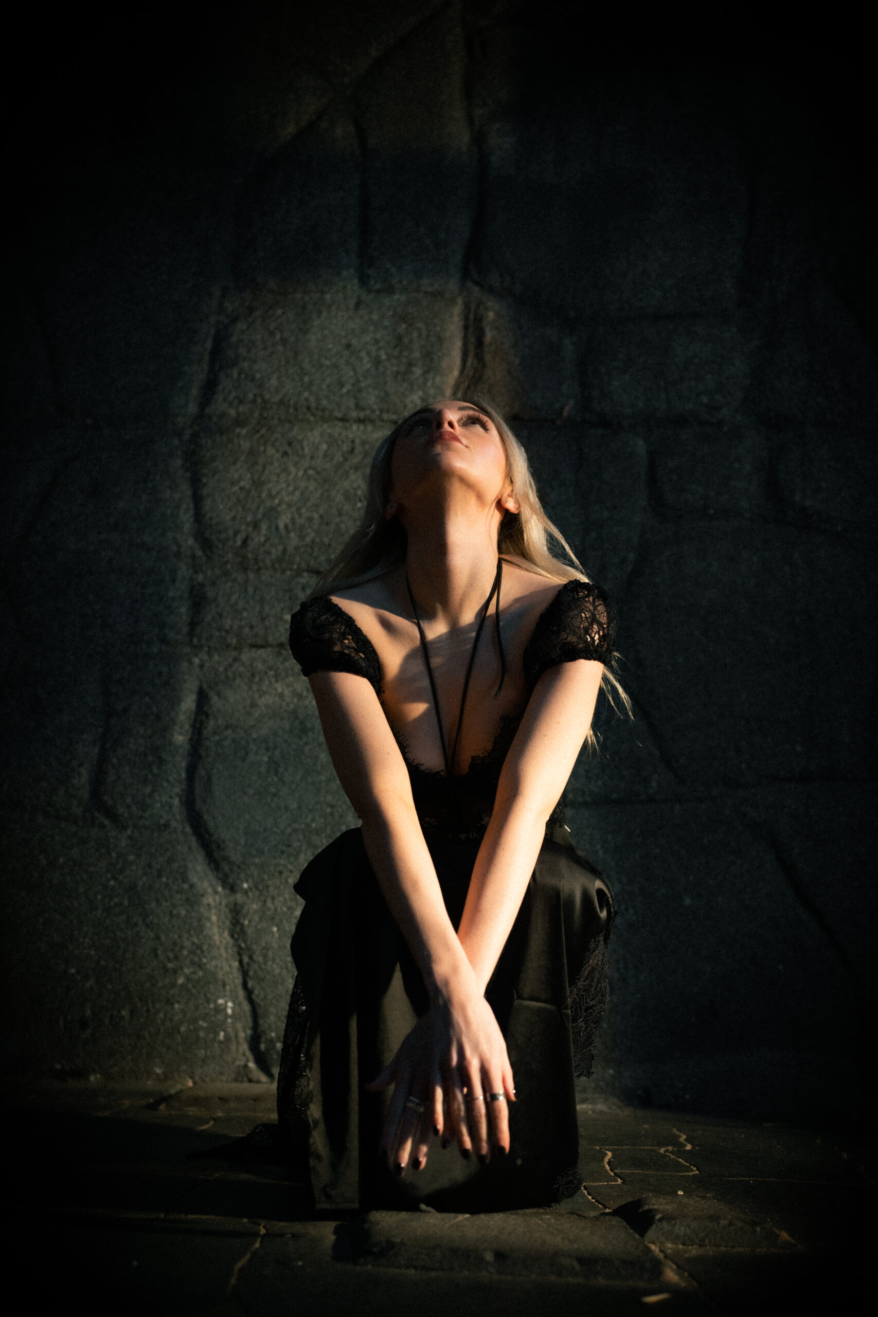 ÉCOUTEZ : JEANIE lance l’EP « Into The Dark » à indice d’octane élevé