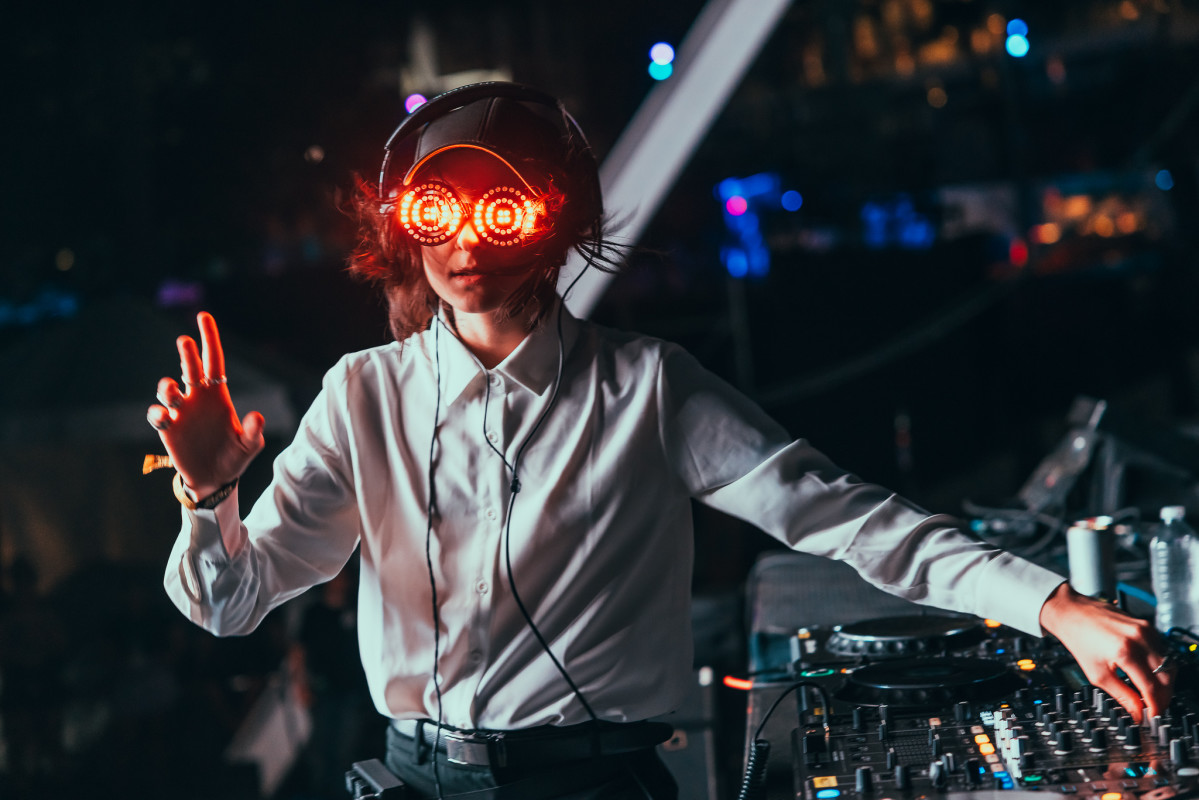 Le nouvel album de Rezz est une purge du banal : écoutez "POUVEZ-VOUS ME VOIR?"