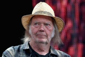 Neil Young et Crazy Horse dévoilent le nouvel album FU##IN' UP : Stream