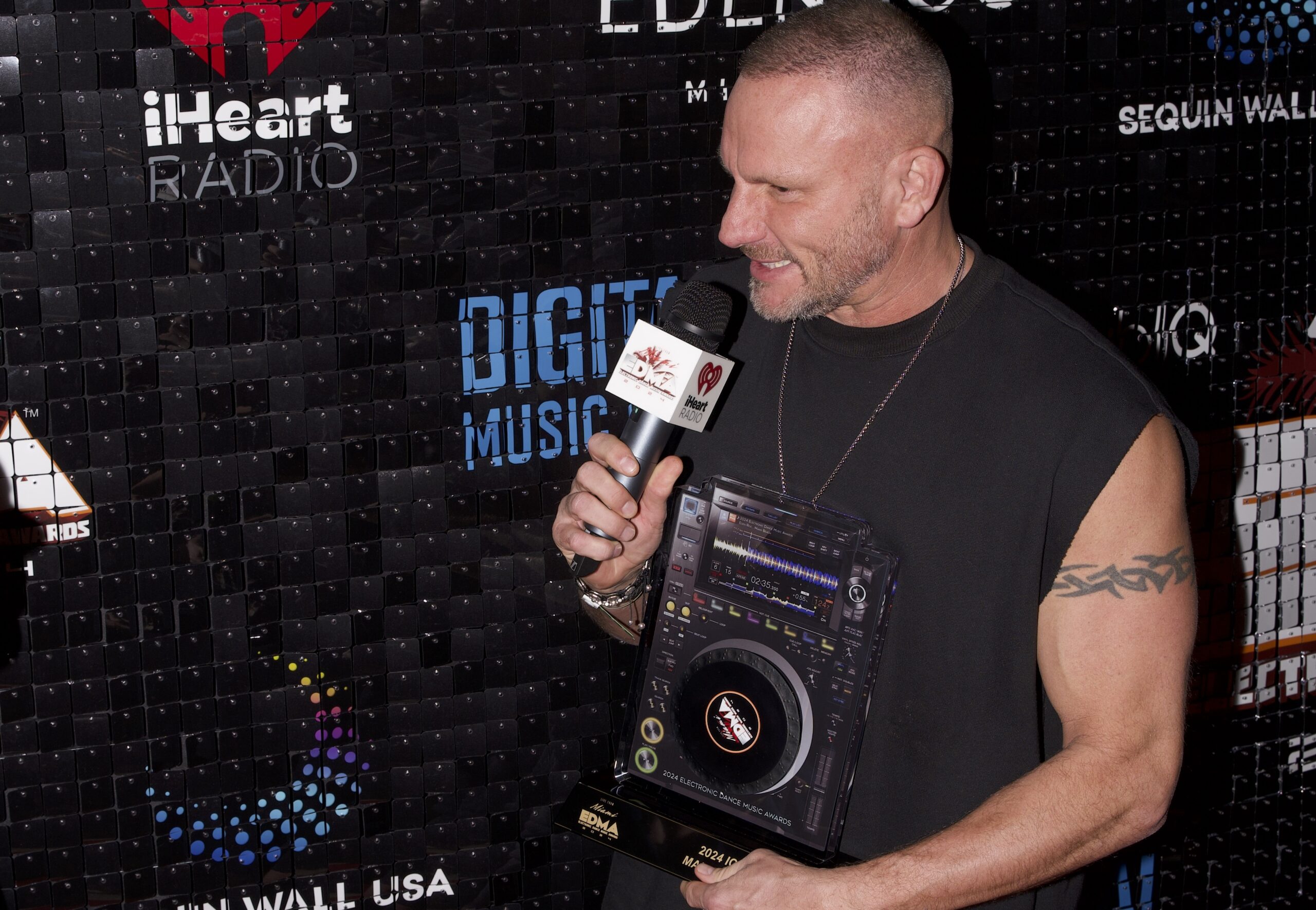 INTERVIEW : Mark Knight parle de son gain du Icon Award 2024, de son parcours dans la musique électronique, de Toolroom Records et plus encore