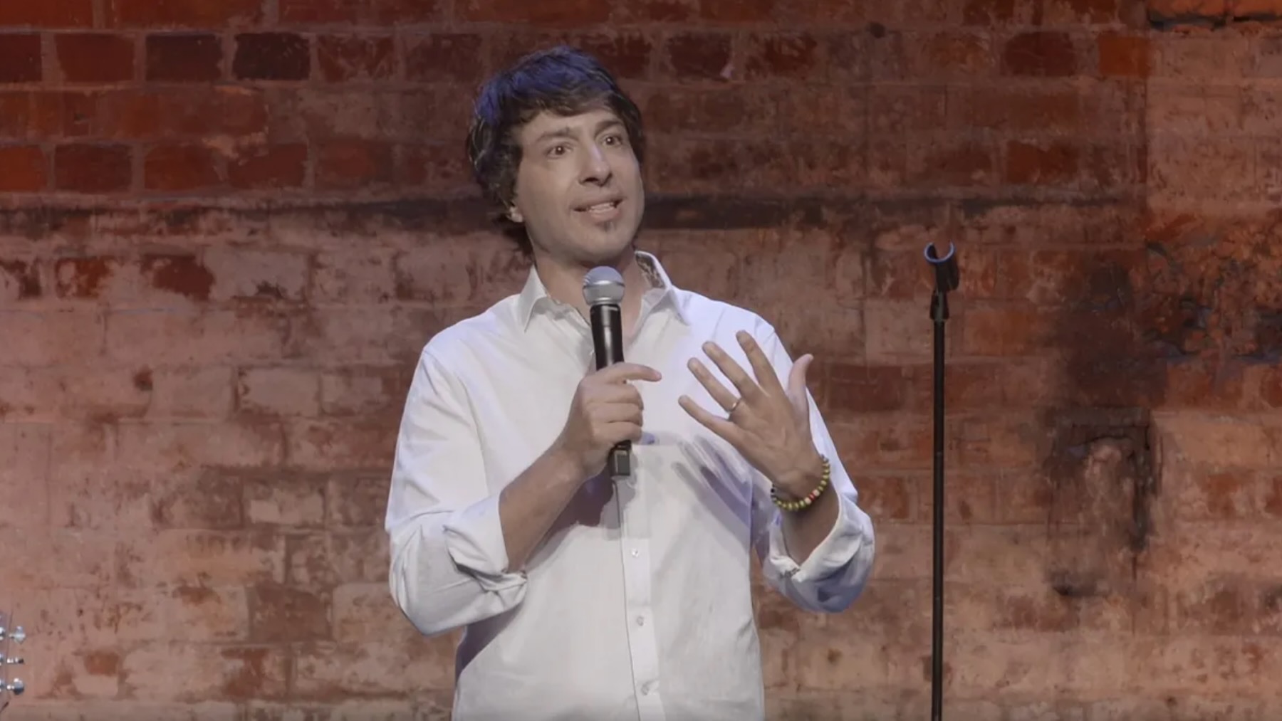 Arj Barker défend la décision de retirer une mère qui allaite du spectacle
