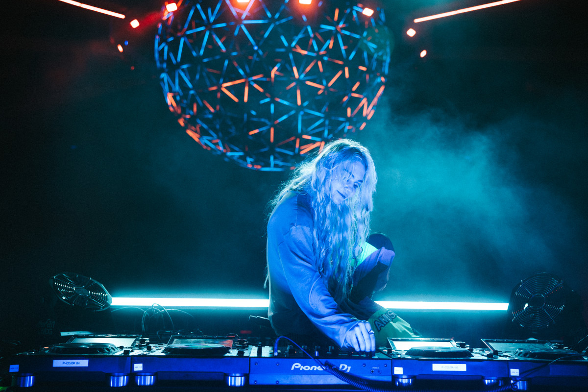 Grimes s'excuse après "Difficultés techniques majeures" Ensemble Dérailleurs Coachella