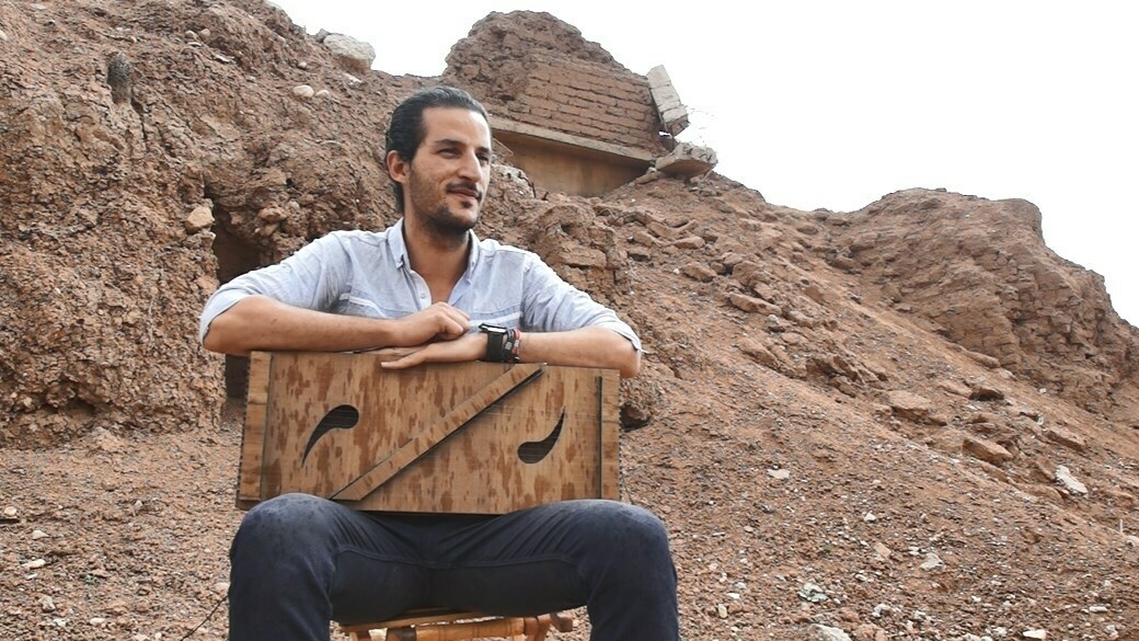 موسيقي عراقي يصنع آلته من أنقاض الحرب : NPR