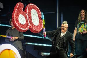 Maynard James Keenan écrase la Piñata « 60 » pour mettre fin à la tournée Sessanta
