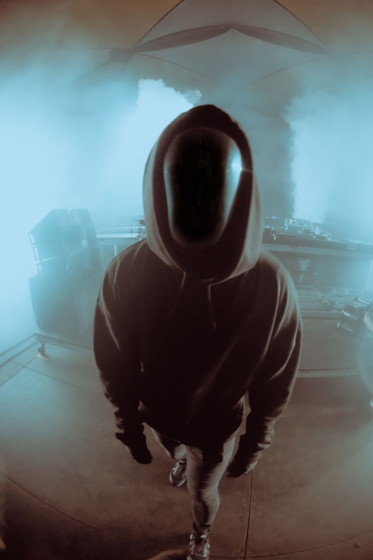 Le premier album impitoyable de Deathpact dévoile l’humanité fragile qui sommeille en lui : écoutez