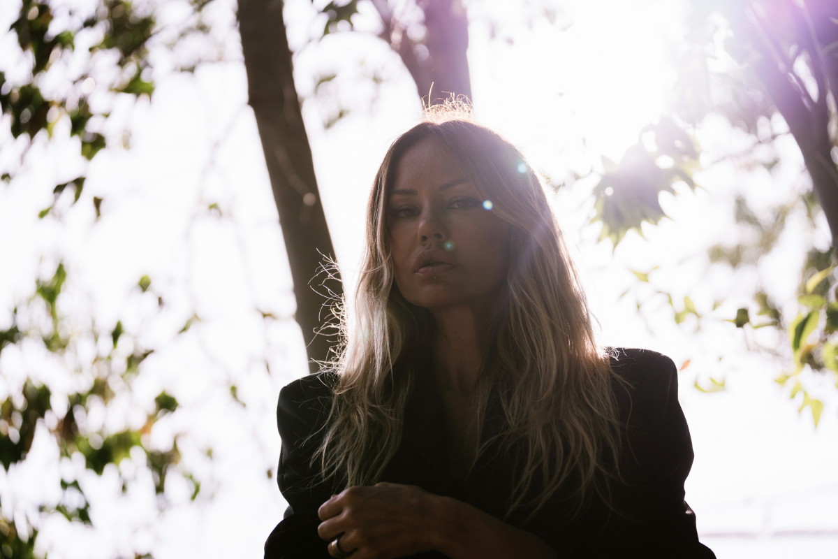 Techno Heals : regardez Deborah De Luca DJ à Times Square quelques semaines après une chirurgie d'urgence