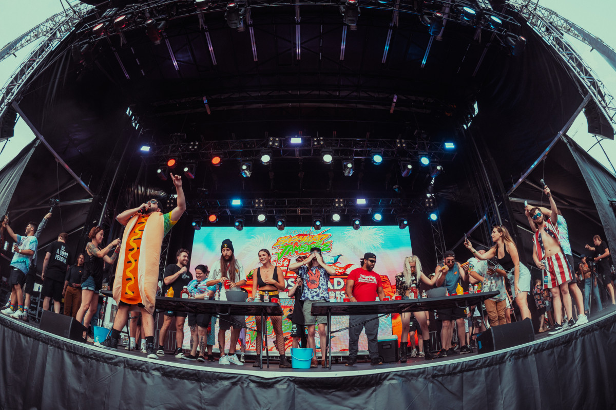 Gagnez une place au concours de dégustation de hot-dogs de Zeds Dead au Deadbeats Backyard Jamboree 2024