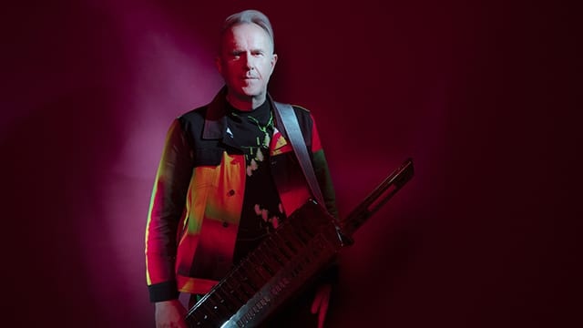Howard Jones parle de Synth Pop, joue au Live Aid et Classic Tunes