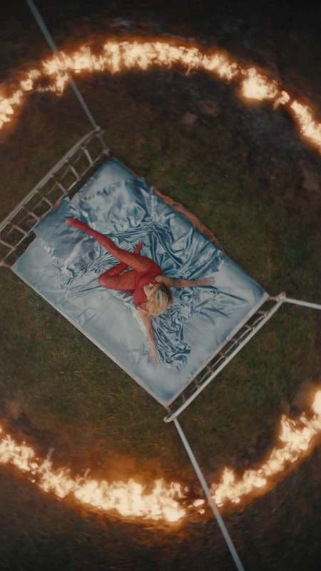 Le monde de Tiësto et Alana Springsteen est en feu "Miel chaud" Vidéo : Regarder