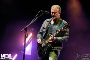 Pourquoi les REINES DE L'ÂGE DE PIERRE sont-elles appelées REINES DE L'ÂGE DE PIERRE ?