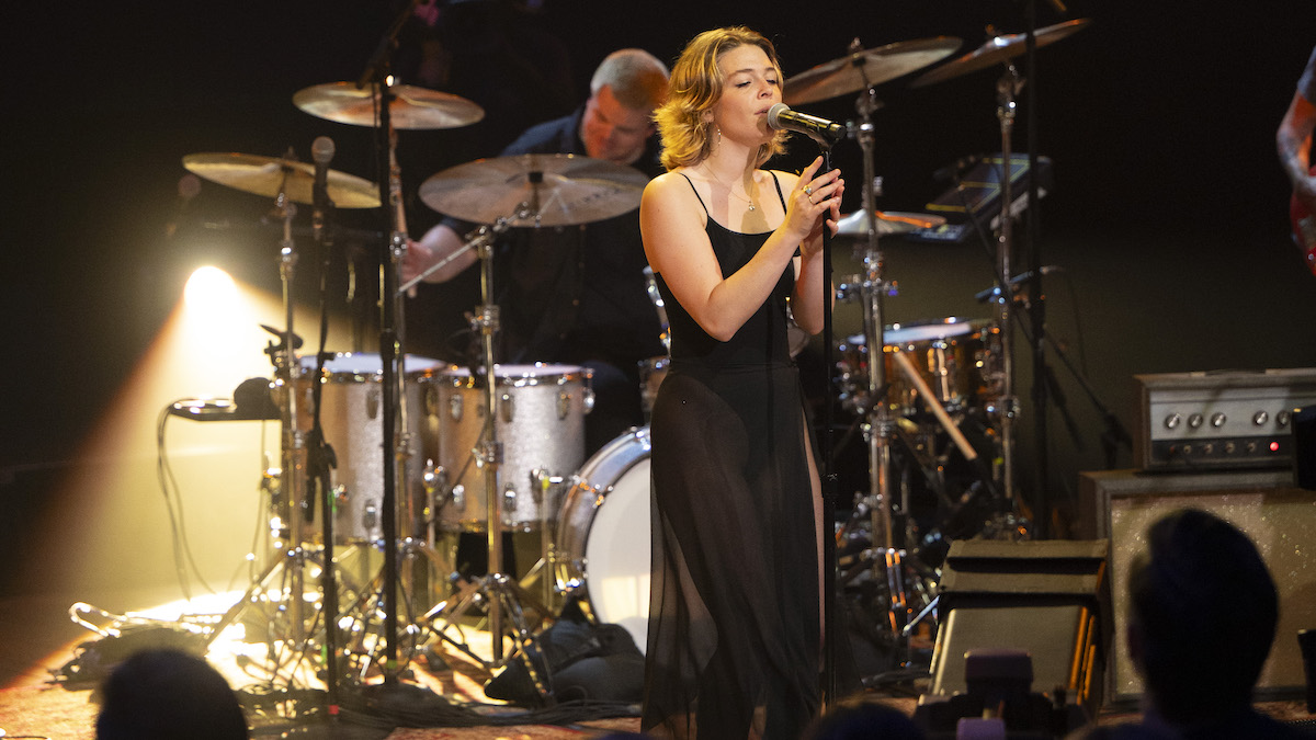 Maggie Rogers joue "Don't Forget Me" dans Austin City Limits