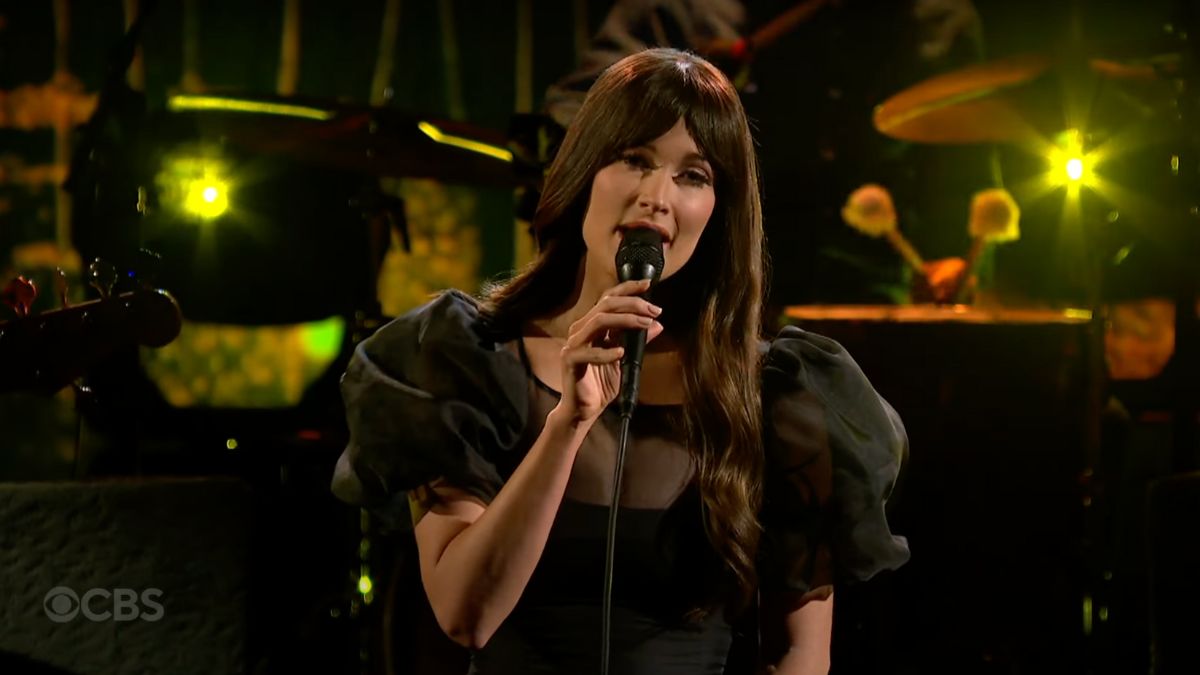 Kacey Musgraves joue « Arm's Length » sur Colbert : regardez