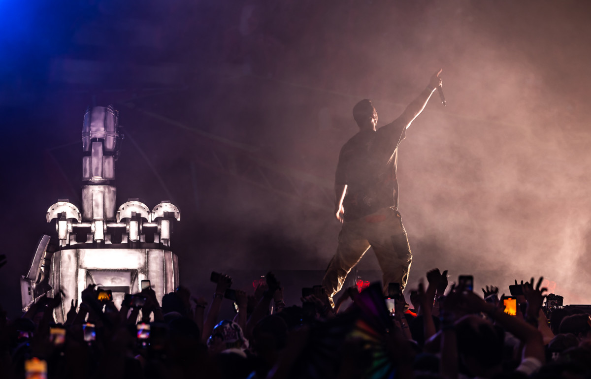 Dancing In the Dark : comment les DJ managers modifient leurs stratégies sociales face à l'interdiction imminente de TikTok